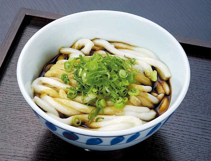 伊勢神宮内宮の鳥居前のおかげ横丁で食べられる伊勢うどん