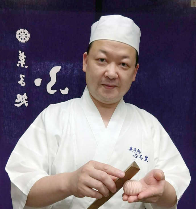 菓子処ふる里2代目店長の出口勝正さん