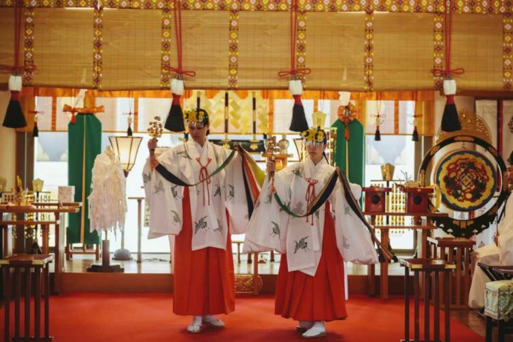 岡山神社の神前式で御鈴行事が行われている様子