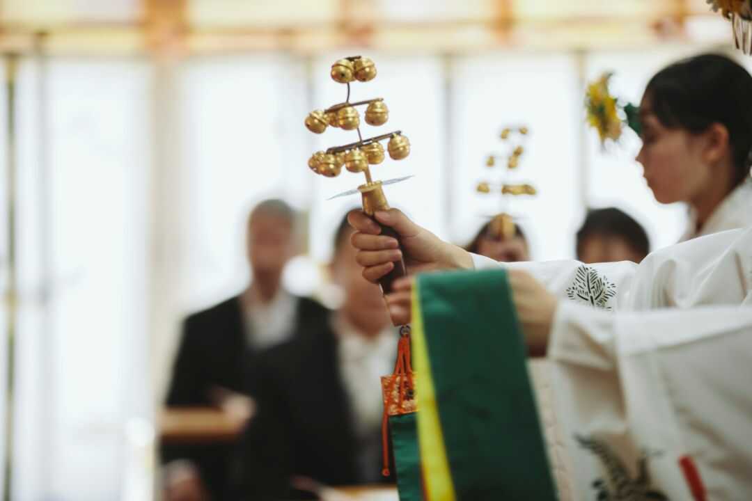 岡山神社の神前式で巫女が舞う様子