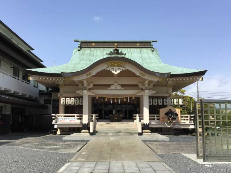 岡山県岡山市の岡山神社の拝殿を正面からのぞむ