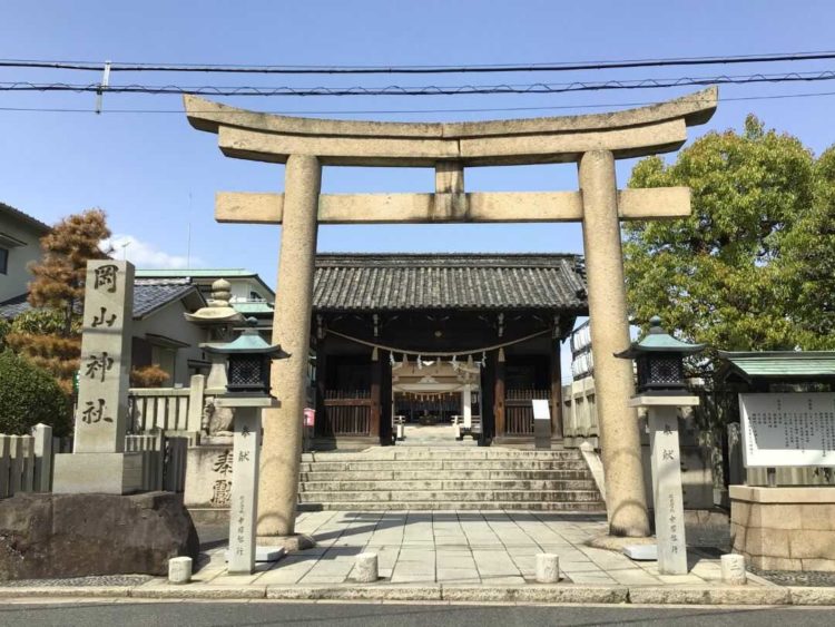 道路側から眺める岡山県岡山市の岡山神社