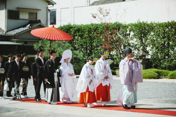 岡山神社での神前式で参進の儀が行われている様子