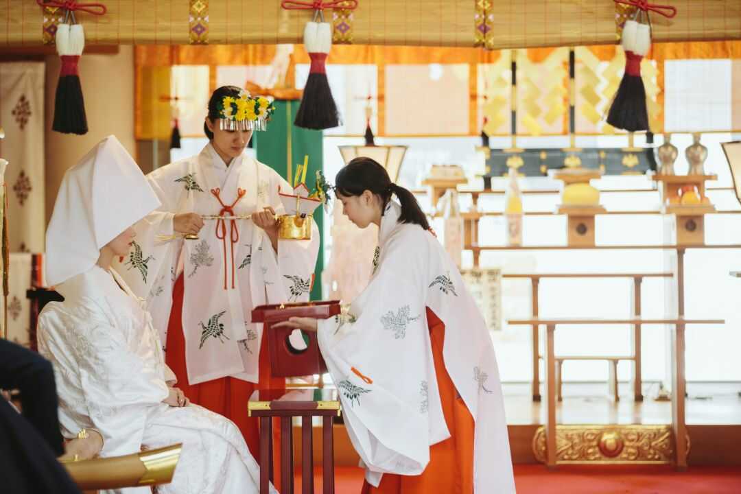 岡山神社の神前式で新婦が着席している様子