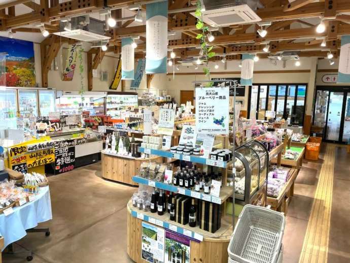 道の駅奥大山にある物産館「ぶなの森」の内観 