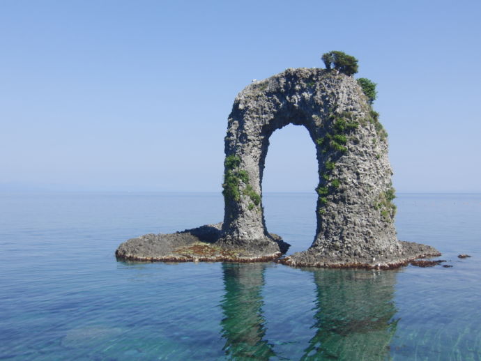 海の中の鍋釣岩