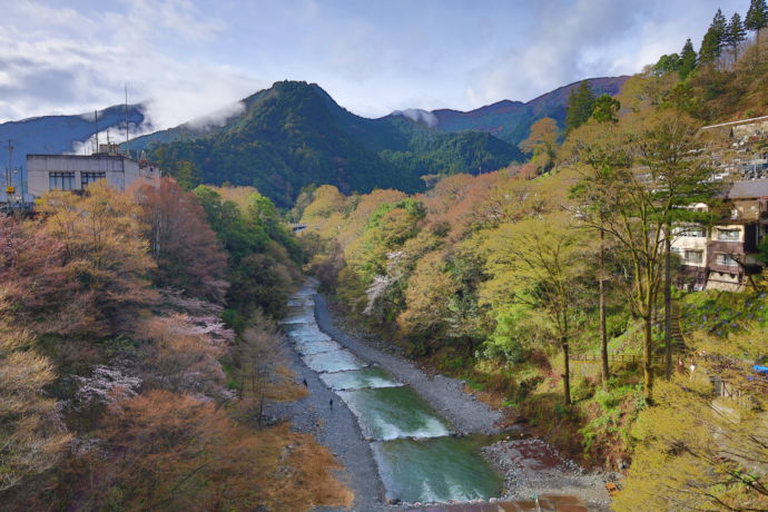 奥多摩の秋の渓谷の風景