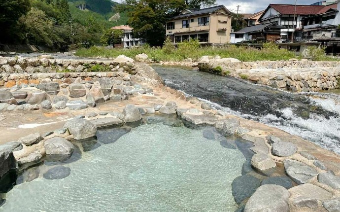 奥津温泉の河原の足湯の写真