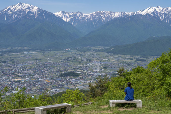 長野県大町市にある鷹狩山展望台から見た北アルプスのパノラマ風景