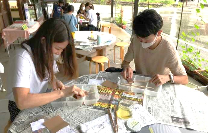 飛騨高山 思い出体験館でマイはしとマイはし袋の制作体験を楽しむカップル