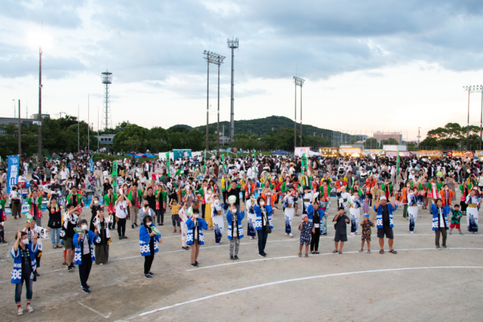 遠賀町夏まつりの総踊りの様子