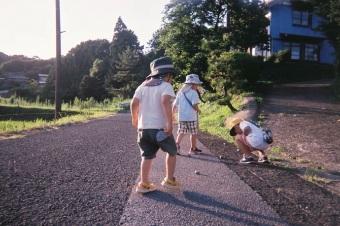 地面を見ている子どもたち