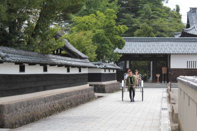 大野市内の寺町通りを走る人力車