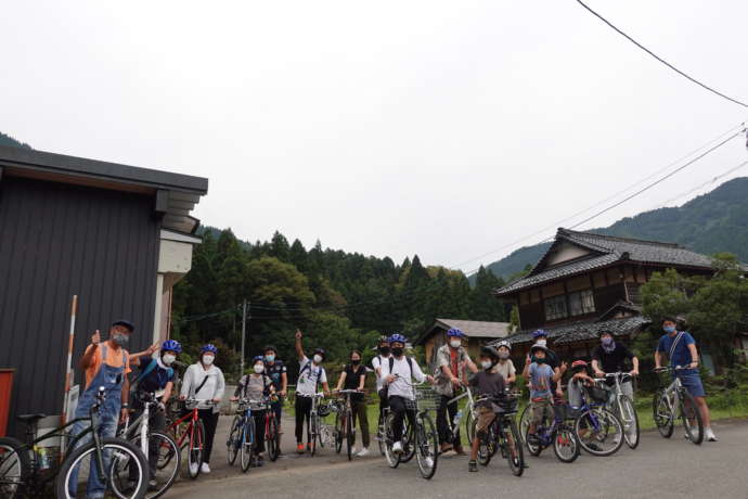 移住者交流会の中で行われたサイクリング体験を楽しむ人々