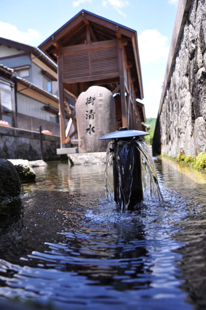 名水百選に選ばれた大野市の「御清水（おしょうず）」