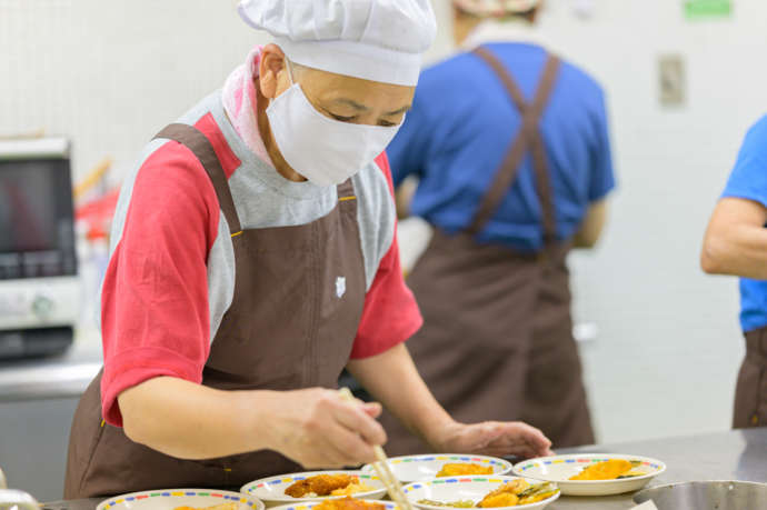 岐阜県山県市にある「舟伏の里へ おんせぇよぉ～」で盛り付けをしているスタッフ