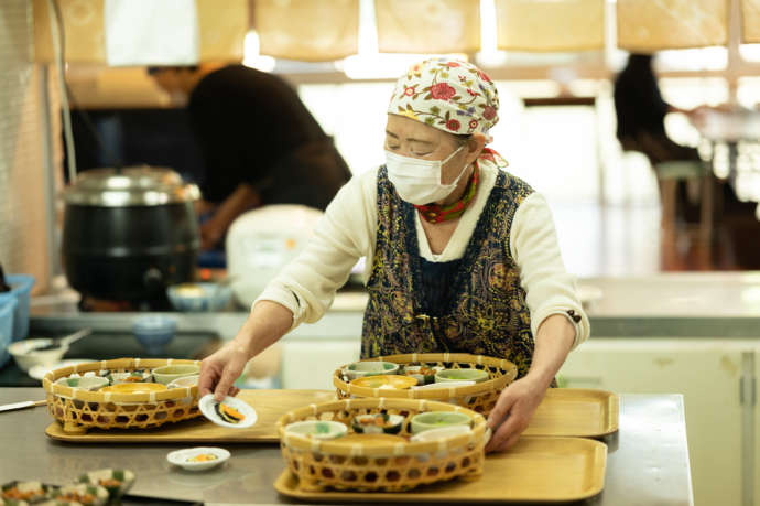 岐阜県山県市にある「舟伏の里へ おんせぇよぉ～」で配膳をするスタッフ