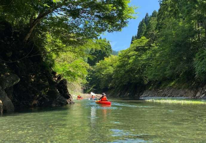 兵庫県宍粟市にある「音水湖カヌークラブ」で音水湖の上流へとカヤックで進む二人