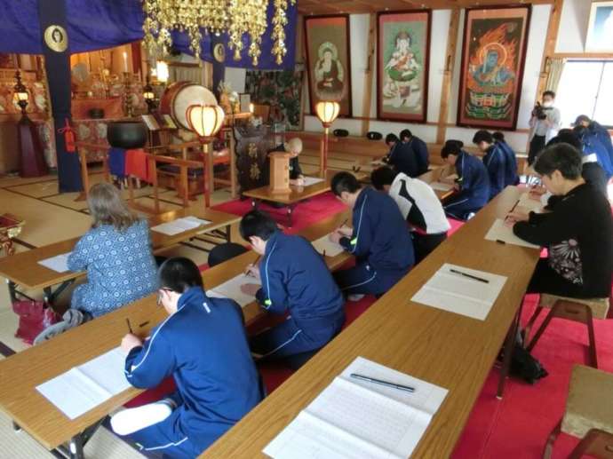 「おおま宿坊 普賢院」の写経体験の様子