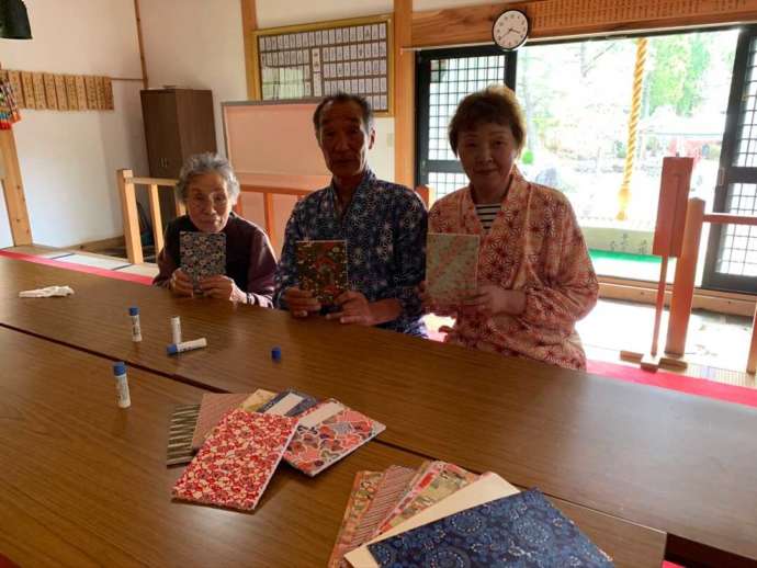 「おおま宿坊 普賢院」の御朱印帳作りの様子