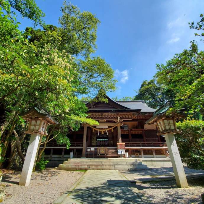 大野湊神社の新緑に包まれた本殿外観