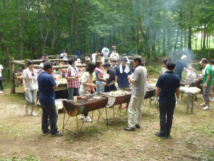 恐羅漢エコロジーキャンプ場でBBQを楽しむ人々