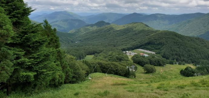 恐羅漢エコロジーキャンプ場を取り囲む雄大な山々