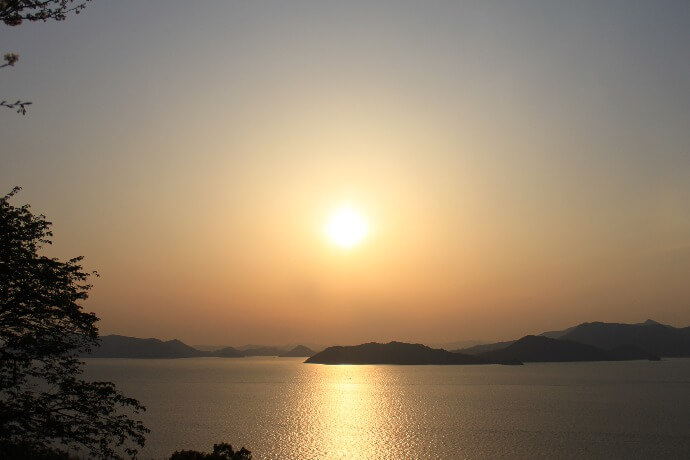 シンボルタワーからみえる夕日の風景