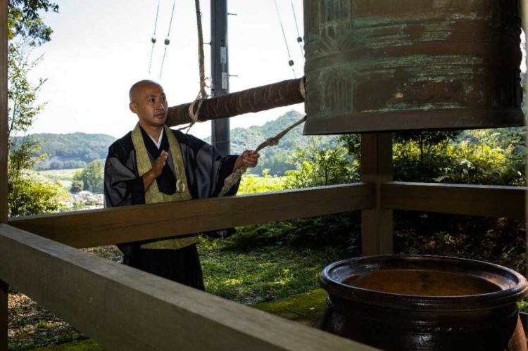 大泰寺で行われる鐘つき体験