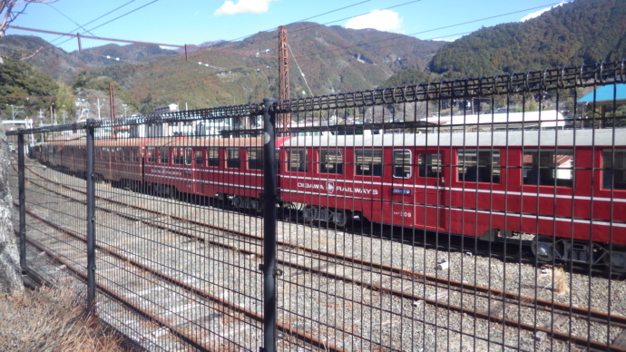 道の駅「奥大井音戯の郷」の駐車場から見た千頭駅の風景