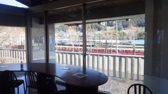 館内の休憩所から見た千頭駅の風景