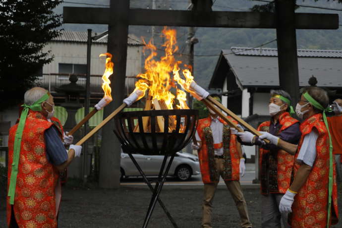 大月市のかがり火祭りの様子