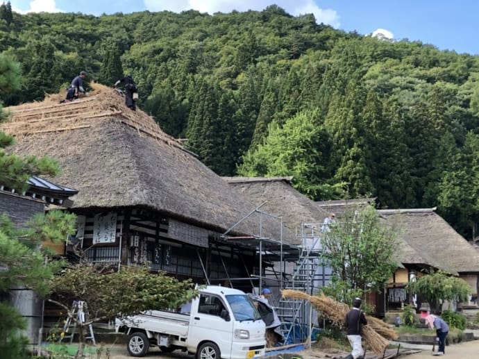 大内宿にある茅葺き屋根の手入れを行う人々