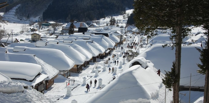 雪深い冬の大内宿の全景