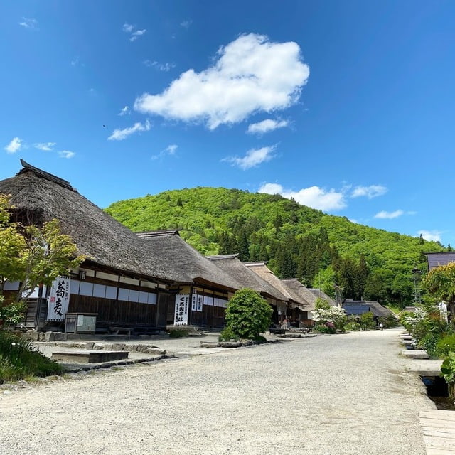 爽やかな青空が広がる大内宿