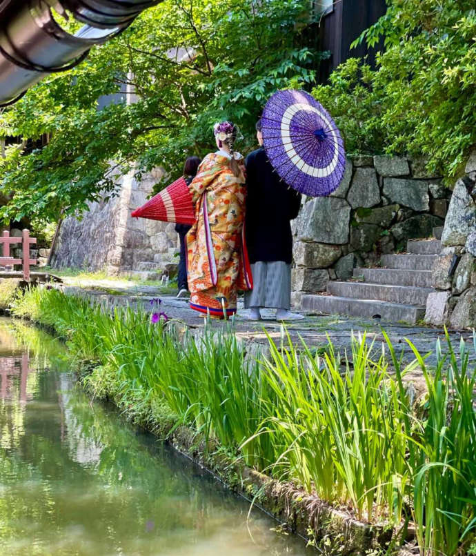 八幡堀で結婚式の前撮りをしている様子