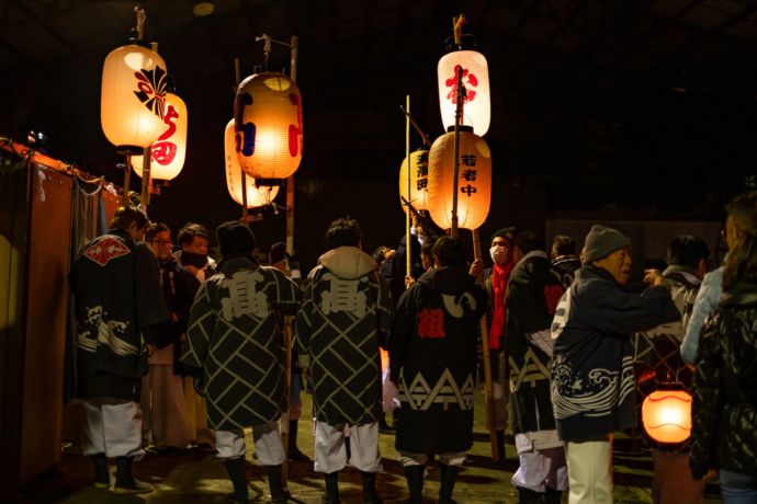 ヤーヤ祭りに集まって提灯を掲げる光景