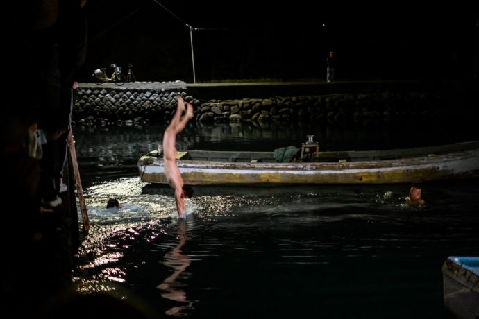 ヤーヤー祭りで裸になって海に飛び込む男衆の姿