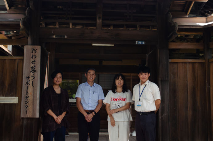 おわせ暮らしサポートセンター前に立つ地域おこし協力隊メンバーと尾鷲市役所・中村さん