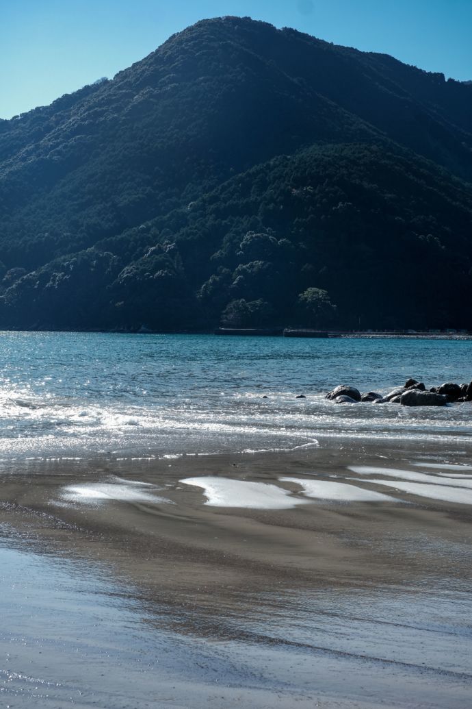 山を背景にした三木里ビーチの風景