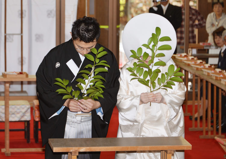 雄山神社前立社壇では毎月何組くらい神前結婚式が執り行われますか