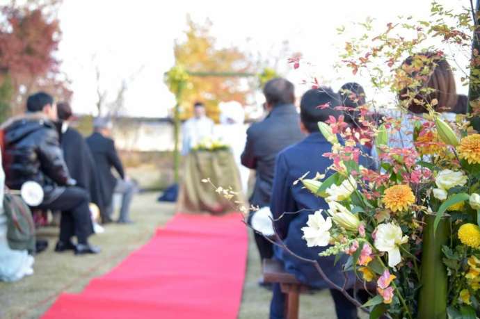 神社の庭園でおこなっている和装人前式の様子