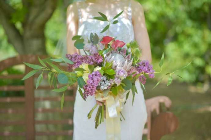 オーダーメイドの花束を持った新婦の写真