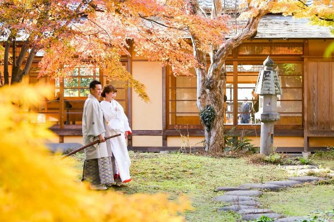 紅葉している庭園で撮影したウェディグフォト