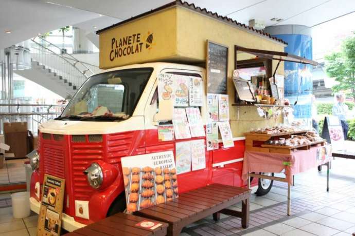 東京都千代田区有楽町にある「カフェ・プラネット・ショコラ 有楽町店プラネット号」のキッチンカー