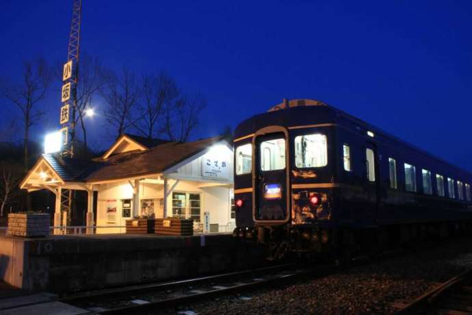 「康楽館」に近い「小坂鉄道レールパーク」の様子（夜間）