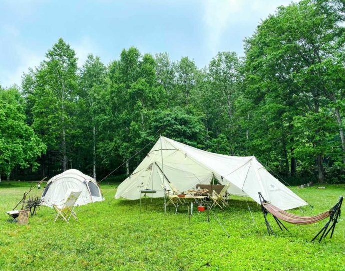 北海道余市郡にあるアカイガワ・トモ・プレイパークでのキャンプ風景