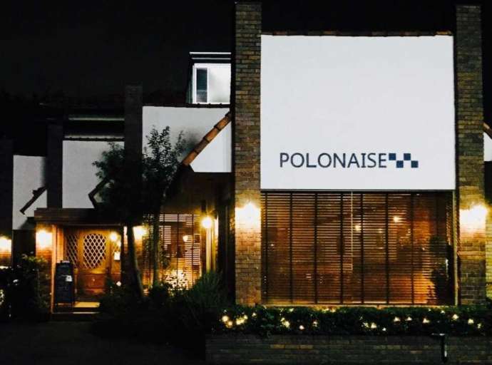 「polonaise」のおしゃれな夜の外観