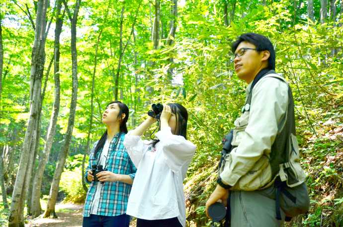 「あてま 森と水辺の教室 ポポラ」でネイチャーツアーに参加する人