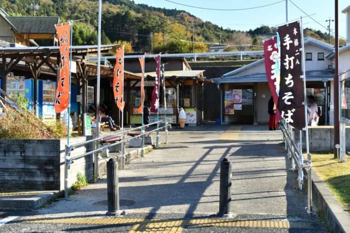 「道の駅そばの郷らっせぃみさと」の外観と幟旗